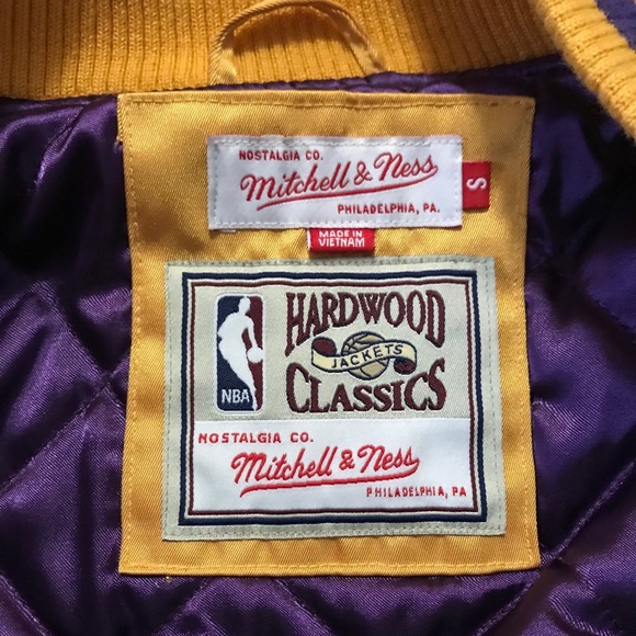 Authentic Lakers Satin Gold Jacket - Picture 3 of 10